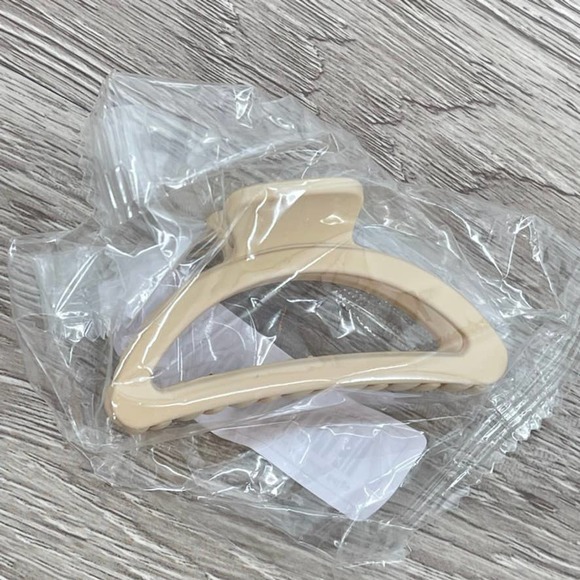 NEW Matte Hair Claw Clips 4 Pack in Milk Coffee and Beige - Picture 4 of 14